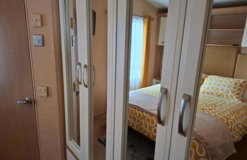 Caravan with hot tub at Tattershall lakes - Foto 40