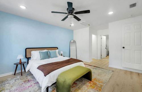 Spacious 4BD - Central Stay with Backyard & Games - Foto 37