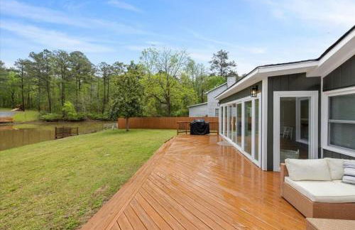 Comforting Lakeside Retreat in Gated Community - Foto 10