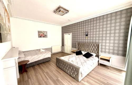 The Handy Hub Luxury Victorian Apartment - Fast WiFi & Central Edinburgh - Photo 11