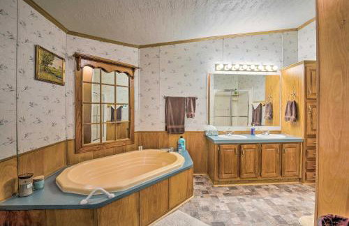 Cedar Creek Lake Access Retreat with Deck - Foto 13