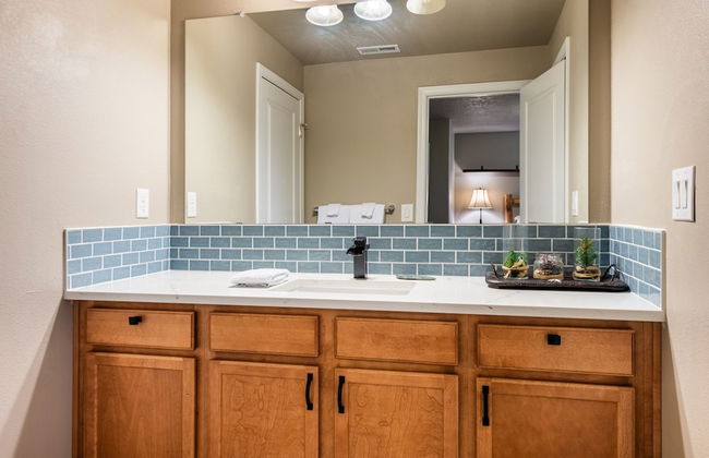 Old Mill Getaway by Avantstay Private Backyard w Hot Tub - Foto 17