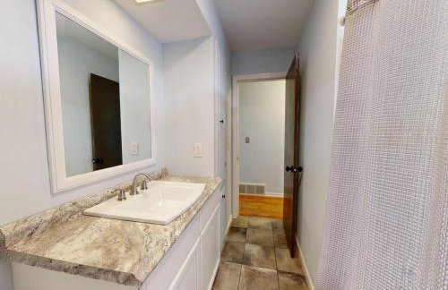 Rustic Kirtland Farmhouse Retreat - Foto 13