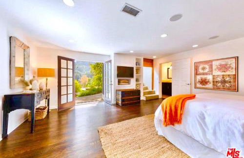Hollywood Hills Spa Retreat Oasis with Tree Top Views, Private Jacuzzi Style Tub, Steam Room, Magical Half Acre Acre Garden and Patio, Free Parking for 2 cars, in LA's most Serene, Central Desirable Area - Foto 9