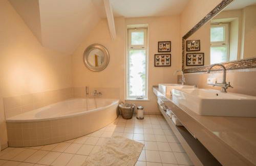 Ferienhaus Peeneblick - exklusives Traumhaus in Direktlage am Wasser mit Bootssteg und Aussensauna - Foto 31