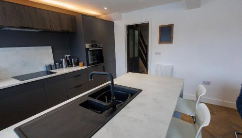 Uber Stylish 3 bedroom home off Road parking near town centre and Bike Park Wales - Foto 5, stove