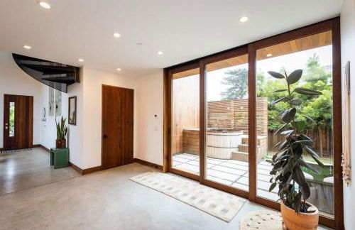 Modern indoor-outdoor living wHot Tub Walk to Beaches & Mountain Trails - Foto 4