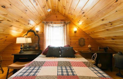 Blueberry Hill Cabin-Private, secluded cabin with a fireplace and New Hot Tub 2025 - Foto 5