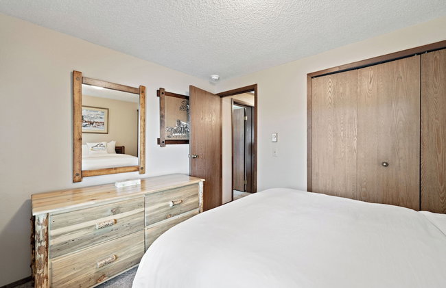 Trapper 8: Cozy 4-Bedroom Condo, 1 Minute to Yellowstone, perfect for 8 guests. - Foto 22