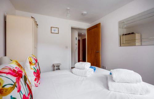Dolphin Hideaway- Poole Quay Apartment with Parking - Photo 19