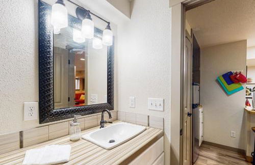 Easy Commuting! Renovated Greeley Apartment - Photo 10