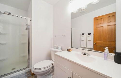 Spacious 4BR Lakefront Cottage - Perfect for Groups - Foto 28