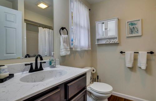 Lakefront Pocono Retreat with Hot Tub and Movie Hub - Foto 22