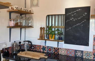 Miss Francis Horse Wagon Sleeps up to 5 - Foto 21