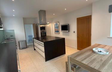 Luxury Villa with Beach Hut and Hot Tub - Photo 24