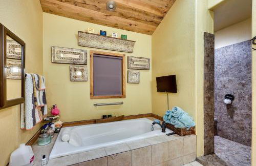 Flag Hole Riverfront Cabin Near Local Attractions! - Foto 18