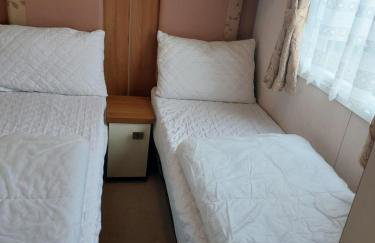 Cosy Caravan With Side Decking At Felixstowe Beach Holiday Park Ref 55012Sw - Foto 7