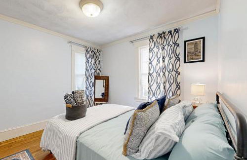 Walk to Transit and Eats! Urban Oasis in Newton - Foto 13