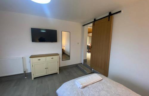 POPPY LUXURY LODGE Sleeps 8 at Fairview Farm, Ravenshead, Nottingham Near Sherwood Forest, Dog Friendly, Farm Stay great for wedding groups, families, Hen Do's, friends gatherings with amazing views - Foto 4