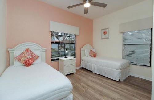 Serene 4-Bedroom Lakeview Retreat with South-Facing Pool & Sun-Drenched Outdoor Living - Foto 75