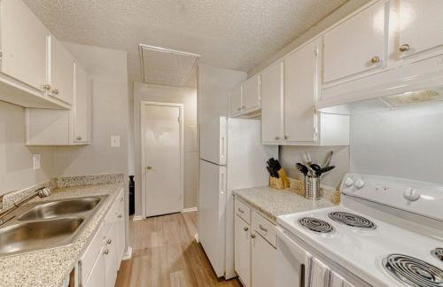 Serene King Suite Getaway - Sleeps 4 - Pool, Pkg - Foto 30