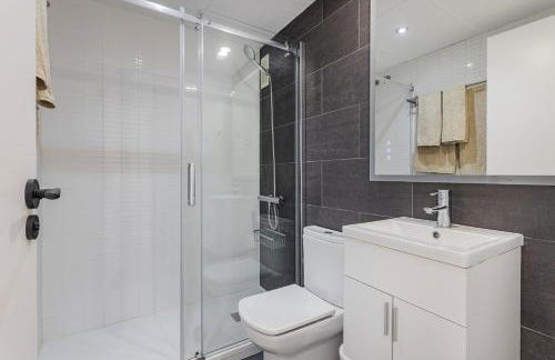 Quiet modern 2 bed apartment with Balcony, Pool and Free Parking - Foto 7