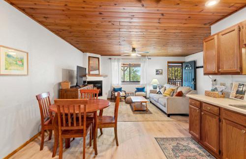 Cozy Cabin in Heber with a deck, fireplace and pet friendly - Foto 8