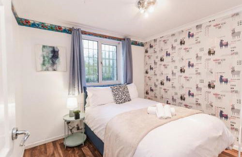 Elegant 5-Bed Home, Families & Friends, Sleeps 6, Parking, Free Wi-Fi - Foto 10