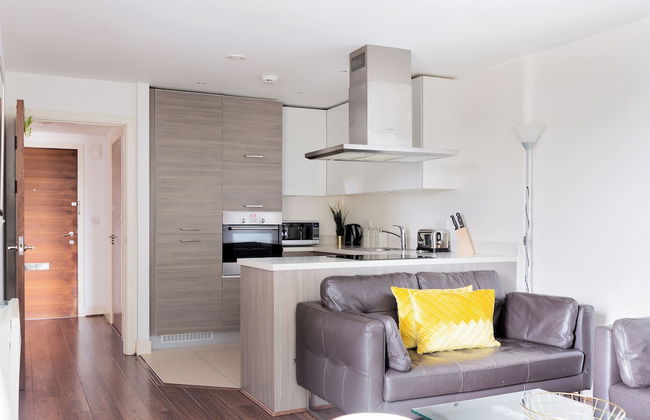 Sophisticated 2 Bed Flat with Balcony in Acton - Foto 11