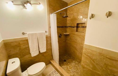 Central Getaway in Little Havana Near Airport, Wynwood, Calle 8 Brickell, Coral Gables and more , Fenced parking - Foto 27