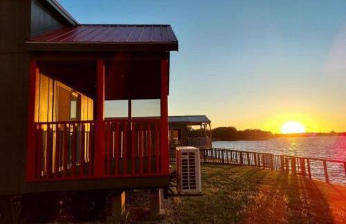 Lakefront Cottage with Hot Tub & Sunset Views - Foto 1