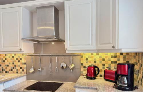 Ferienwohnung Residenz am See - exklusive Wohnung in erster Reihe mit Balkon und Seeblick - Photo 17