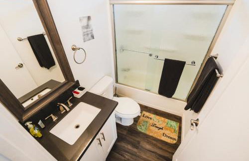 Chic 1-Bedroom with Dinning area in Central Location Close to Downtown with Free Parking - Foto 23