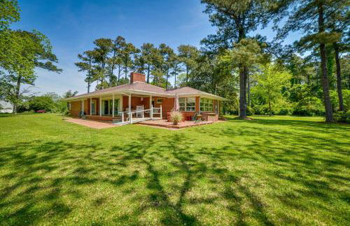 Fifties Beaufort Home with Patio, On Newport River! - Foto 23