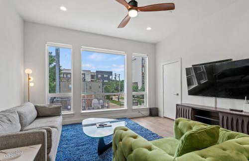 Modern Dallas Townhome with Private Rooftop, City View, Private Parking & Grill - Photo 7