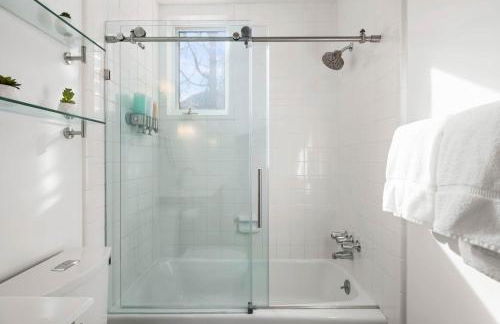 Renovated Riverfront 3 BR, 2 BA with Pool - Walk to Town! - Foto 18