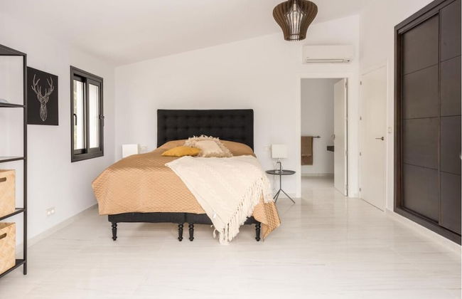 Magnificent And Modern Decorated Villa - Photo 8