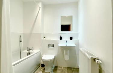 2 Double beds OR 4 Singles, 2 Bathrooms, FREE PARKING, Smart TV's, Close to Gunwharf Quays, Beach & Historic Dockyard - Foto 10