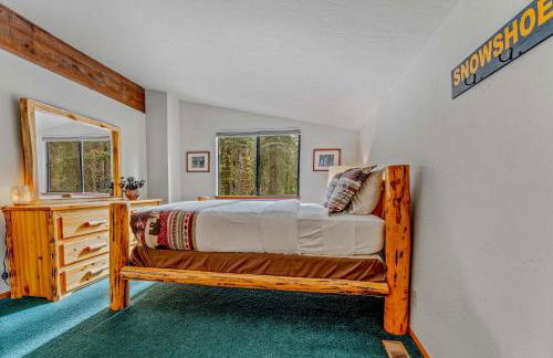 Near Northstar Wooded Retreat with Deck & Loft - Foto 18