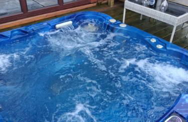 Redwood lodge with luxury hot tub at Three lochs holiday park - Foto 1