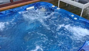 Redwood lodge with luxury hot tub at Three lochs holiday park - Foto 1