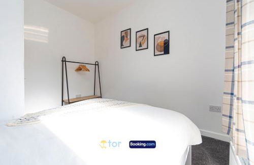 Explore Welsh Wonders, 3 Bedroom House By The One Retreats Short Lets & Serviced Accommodation Treharris - Foto 13