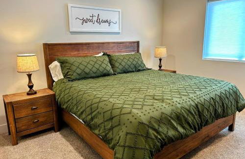 Alpine Escape Luxury Retreat, Hot Tub, Walkable, Mountain Views, 3 King Beds - Foto 4