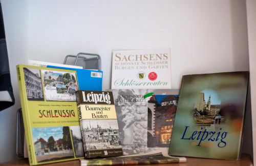 Doppelhaus- Villa Leipzig Schleußig , moderner Altbau Apartment Dachetage mit 2 Schlafzimmern und separatem Zusatzzimmer , Parkplatz - Balkon - Kamin - Eicheparkett - Arbeitsplatz - Foto 24