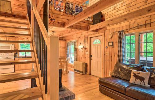 Secluded 2BR Cabin w Hot Tub, Pond, Trails, WiFi - Foto 27