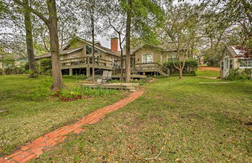 Pet-Friendly Lake Athens Home with Fireplace! - Foto 28