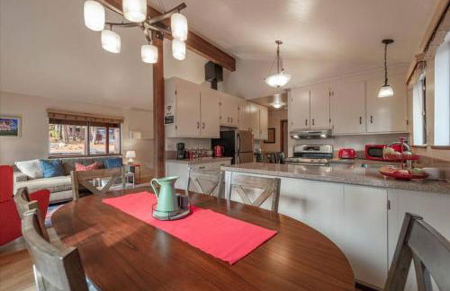 Cozy Pet-Friendly Cabin w Fenced-In Yard Close to Slopes Beach Town - Foto 5