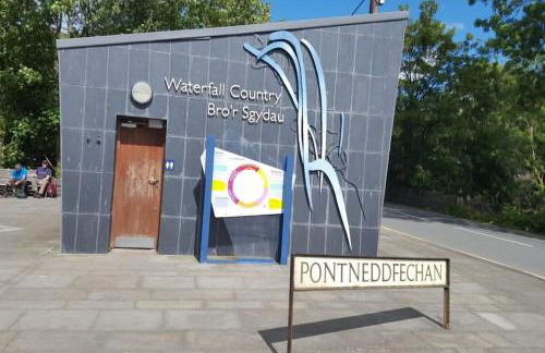 Mellte Avenue - Waterfalls House - Photo 2