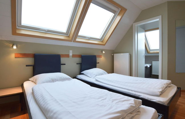 Spacious Home With Garden - Photo 10