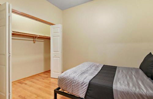 2 Bed Near OHare - Free Garage Parking - Quiet Stay - Foto 8